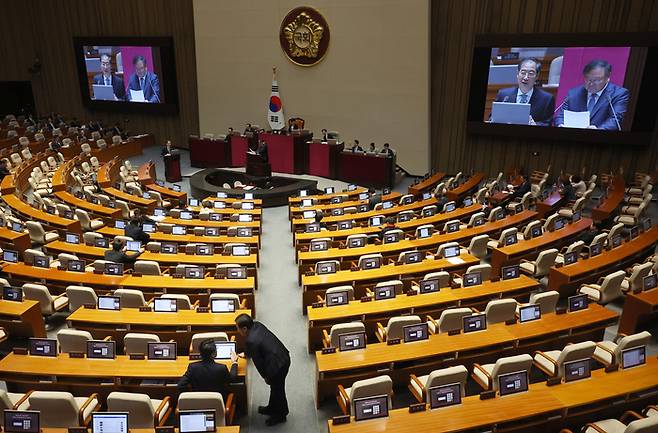 23일 국회에서 열린 본회의 대정부질문에 의원들의 빈자리가 눈에 띈다. 연합뉴스