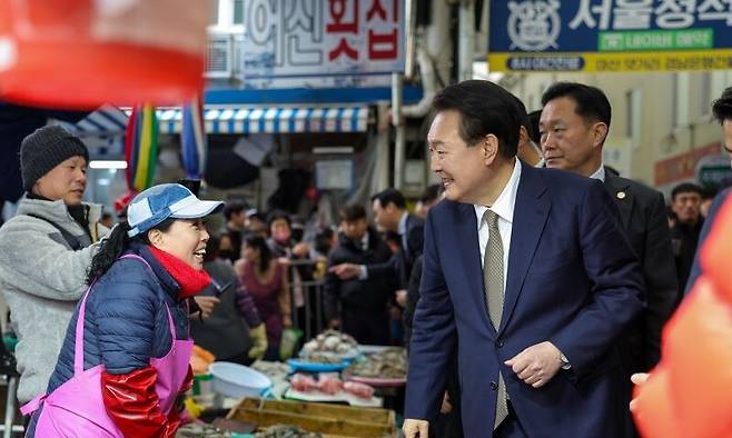 윤석열 대통령이 22일 경남 창원시 마산합포구 마산어시장을 찾아 상인들과 인사하고 있다. 2024.2.22 대통령실 제공. 연합뉴스