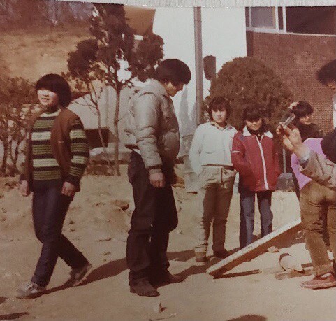 서울시 도봉구에 있던 ‘도봉유린원’에서 생활하던 시절. 맨 왼쪽이 오수미 대표다. 초등학교 5학년 때로 추정된다. 오수미 제공.