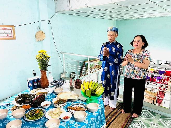 퐁니·퐁녓 학살 생존자 응우옌티탄(오른쪽)이 학살 현장 목격자인 작은아버지 응우옌득쩌이와 함께 희생자를 위한 제사를 지내고 있다. 한베평화재단 제공