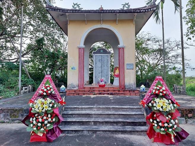 퐁니·퐁녓 학살 56주기를 맞아 한베평화재단이 보낸 조화와 제사용 과일바구니가 베트남 꽝남성 디엔반시사 디엔안사 퐁니마을 입구 위령비 앞에 놓여있다. 한베평화재단 제공