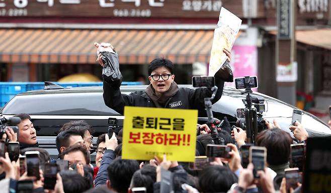 국민의힘 한동훈 비상대책위원장이 설 명절 연휴를 앞둔 2024년 2월5일 서울 동대문구 청량리 청과물시장·경동시장에서 산 생닭을 들어보이고 있다. 연합뉴스