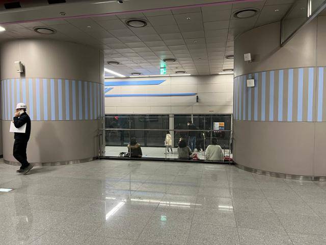 GTX-A 열차가 동탄역에 정차했을 때 촬영한 사진. 건너편 SRT 승강장에서 승객들이 고속열차를 기다리고 있다. 동탄역에서는 승강장에서 GTX-SRT 환승이 가능하다. 김민호 기자