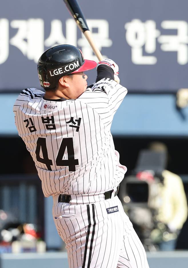 2023 KBO 프로야구 LG트윈스와 롯데자이언츠의 경기가 9일 오후 서울 잠실야구장에서 열렸다. 2회말 무사 김범석이 솔로홈런을 치고 있다. 잠실=김민규 기자 