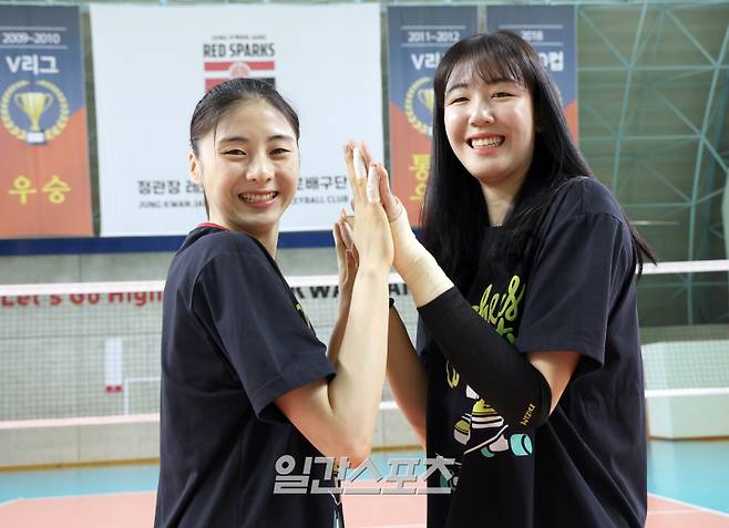 프로배구 정관장 박혜민-정호영이 6일 오후 훈련장인 대전 KGC인삼공사스포츠센터에서 일간스포츠와 인터뷰하며 포토타임을 갖고 있다. 대전=정시종 기자 capa@edaily.co.kr /2024.02.06.