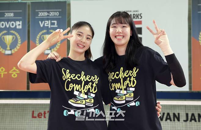 프로배구 정관장 박혜민-정호영이 6일 오후 훈련장인 대전 KGC인삼공사스포츠센터에서 일간스포츠와 인터뷰하며 포토타임을 갖고 있다. 대전=정시종 기자 capa@edaily.co.kr /2024.02.06.