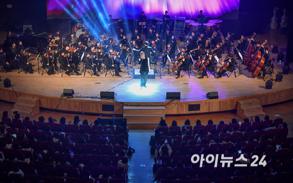 가수 김기태가 23일 오후 서울 노원구 광운대학교 동해문화예술관에서 열린 '뮤지컬·OST 콘서트-봄이 오는 소리'에서 무대를 선보이고 있다. [사진=곽영래 기자]