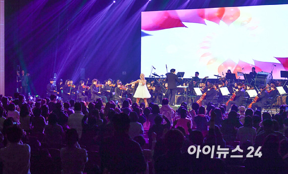 가수 바다가 23일 오후 서울 노원구 광운대학교 동해문화예술관에서 열린 '뮤지컬·OST 콘서트-봄이 오는 소리'에서 무대를 선보이고 있다. [사진=곽영래 기자]