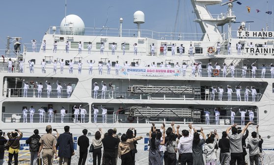 한국 해운업계를 이끌어갈 갈 한국 해양대·해사대 3학년 학생들이 지난 해 5월 원양해양실습에 나서고 있다. [연합뉴스]