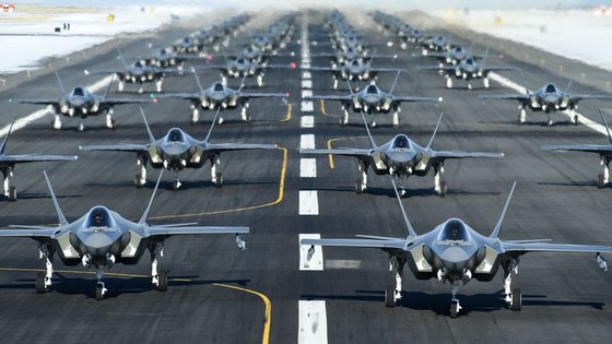 2020년 1월 6일(현지시간) 미국 유타주 힐 공군기지에서 스텔스 전투기인 F-35A 52대가 활주로에서 '코끼리 행진(Elephant Walk)'을 하고 있다. 코끼리 행진은 최대 출격 훈련(Maximum Sortie Surge)의 별명으로 군용기들이 활주로에서 촘촘한 간격으로 줄을 맞춰 하는 이륙하는 훈련이다. 이 같은 장면은 미 공군만 연출할 수 있다. 미 공군