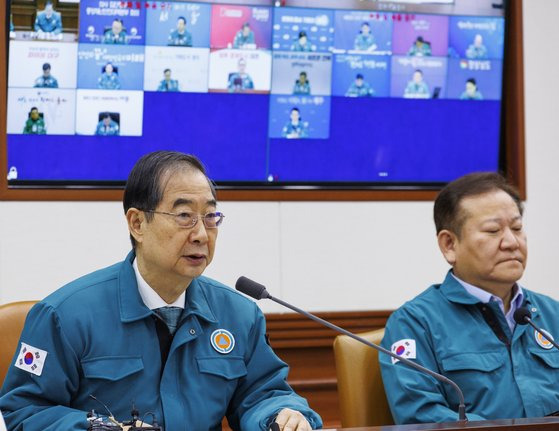 한덕수 국무총리가 23일 오전 서울 종로구 정부서울청사에서 열린 의사 집단행동 중앙재난안전대책본부 회의에 참석해 보건의료재난 위기경보 '심각' 발령에 대해 발언하고 있다. 연합뉴스