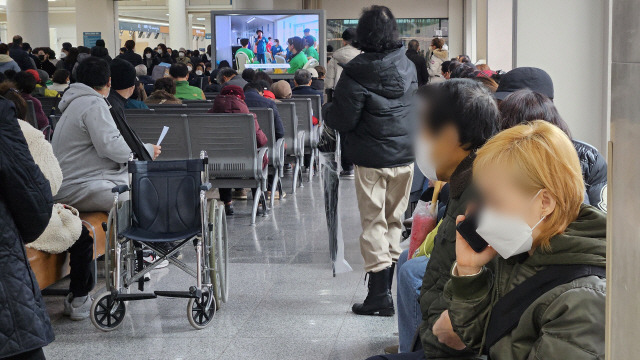 ▲ 21일 오전 서울의 한 대형병원에서 환자와 보호자들이 진료를 기다리고 있다. 연합뉴스