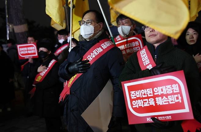 ▲의대 증원 확대 반대 위해 모인 의사들 사진 : 연합뉴스