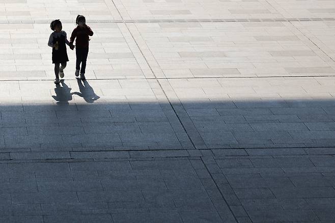 Children are taking a walk at the National Museum of Korea. (Yonhap)