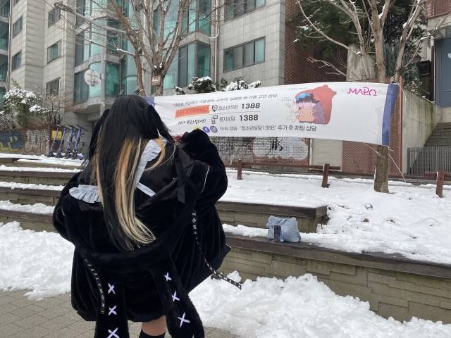 일본 애니메이션과 코스프레에 관심이 많은 A양이 22일 서울 마포구 홍대입구역 6번 출구 인근 경의선 책거리에서 춤을 추며 영상을 촬영하고 있다.