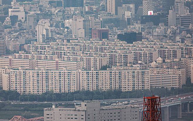 서울 남산에서 바라본 압구정 일대 아파트 단지의 모습. [박형기 기자]