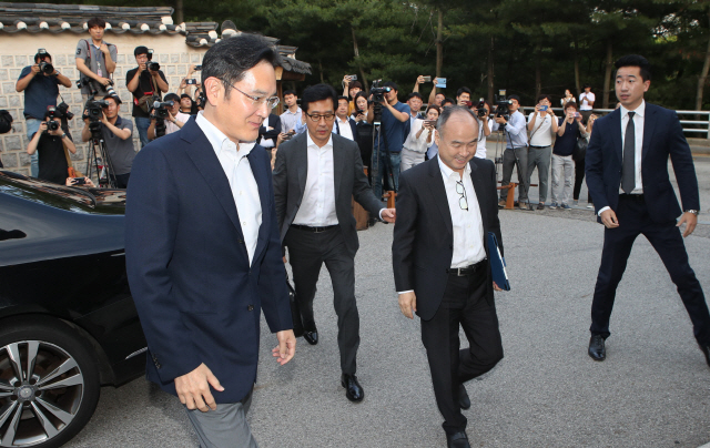 2019년 한국을 찾은 손정의 소프트뱅크 회장과 이재용 삼성전자 회장의 모습. 사진=연합뉴스