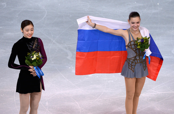 2014 소치동계올림픽 프리 스케이팅 경기 후 시상식에서의 김연아와 아델리나 소트니코바. /사진=뉴스1