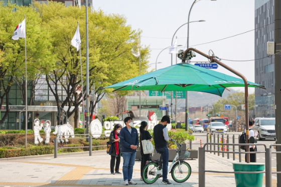 서초구에 세워진 횡단보도 그늘막, 서리풀 원두막이라 부른다./사진=뉴스1