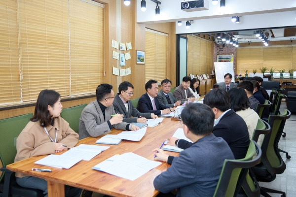 22일 이충우 여주시장은 시장실에서 기술농업을 선도하는 농업기술센터 읍·면·지구 농업인상담소장 등 관계공무원 16명이 참석한 가운데 특화작목 연구계획 업무보고를 받았다. / 사진젭공=여주시