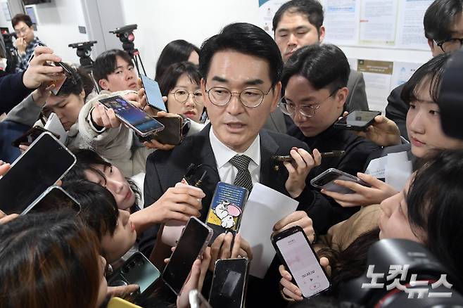 더불어민주당 박용진 의원(재선·서울 강북을)이 20일 서울 여의도 국회 소통관에서 공천 심사 하위 10% 통보와 관련 기자회견을 가진 뒤 취재진의 질문을 받고 있다. 이날 박 의원은 당에 남아 재심을 신청 할 것이라고 밝혔다. 윤창원 기자