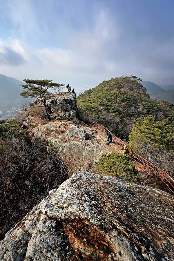 적석산은 작지만 산행의 즐거움은 작지 않다. 바위능선에는&nbsp;난간이나 사다리가 있어 초보자도 산행 가능하다.