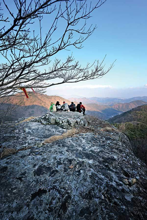 인성산의 전망바위. 마당바위 두 곳이 연이어 나오는데 정상보다 이곳 경치가 더 탁월하다.