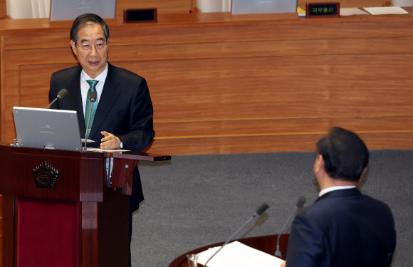 한덕수 국무총리가 23일 오후 서울 여의도 국회에서 열린 제413국회(임시회) 제5차 본회의에서 진행된 경제에 관한 질문에서 김태년 더불어민주당 의원의 질문에 답변하고 있다. 뉴시스