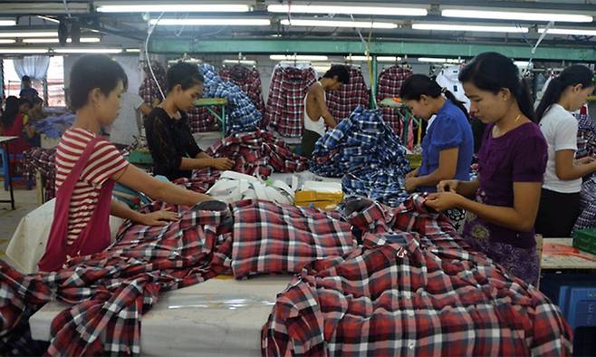 미얀마 옷 공장 생산현장의 모습.