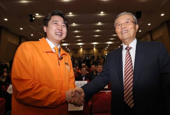 이준석 개혁신당 대표 축하해주는 김종인 - 이준석 개혁신당 대표가 20일 오후 서울 여의도 국회의사당 의원회관에서 열린 개혁신당 창당대회에서 김종인 전 국민의힘 비상대책위원장과 손을 잡고 있다. 2024.1.20 뉴스1