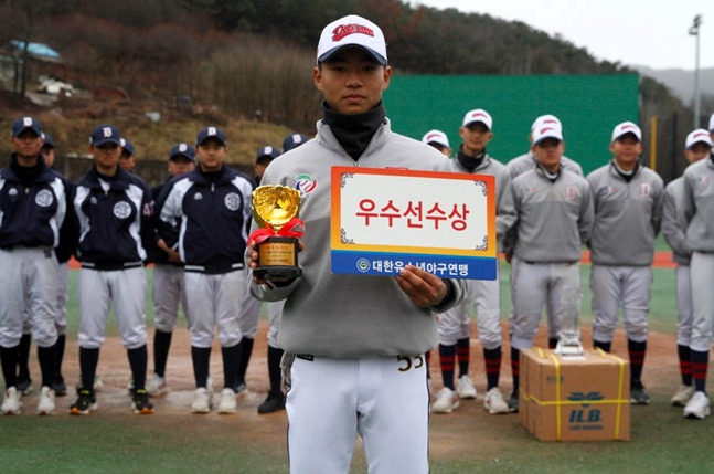 우수투수상을 받은 대원중 김지후.  /사진=대한유소년야구연맹