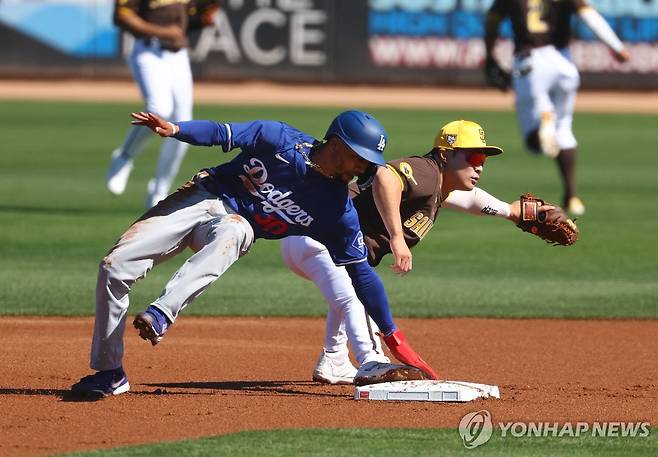 2루에서 세이프 판정 받은 베츠와 수비수 김하성 [USA 투데이/로이터=연합뉴스]