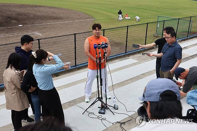 류현진, 첫 훈련 뒤 인터뷰 (야에세[일본 오키나와현]=연합뉴스) 서대연 기자 = 류현진이 23일 일본 오키나와현 고친다 구장에서 열린 한화 이글스 2차 스프링캠프 훈련을 마치고 취재진과 인터뷰하고 있다. 2024.2.23 dwise@yna.co.kr