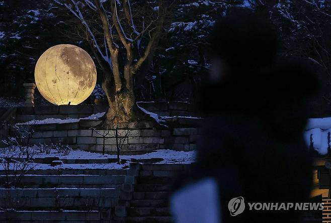 정월대보름 앞두고 창경궁 밝히는 보름달 (서울=연합뉴스) 서대연 기자 = 정월대보름을 이틀 앞둔 22일 오후 서울 종로구 창경궁 풍기대에 보름달 조형물이 설치돼 있다. 
     문화재청 궁능유적본부는 국립어린이과학관과 함께 정월 대보름을 맞아 이달 22∼25일 창경궁에서 '정월 대보름, 창경궁에서 바라본 보름달' 행사를 연다고 20일 밝혔다. 2024.2.22 dwise@yna.co.kr