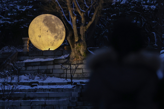 정월대보름을 이틀 앞둔 22일 오후 서울 종로구 창경궁 풍기대에서 시민들이 보름달 조형물을 바라보고 있다. 〈사진=연합뉴스〉