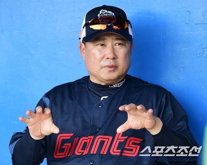 22일 롯데 자이언츠 선수단이 일본 오키나와 이토만 야구장에서 2차 캠프를 진행했다. 질문에 답하는 롯데 김태형 감독. 오키나와(일본)=송정헌 기자songs@sportschosun.com/2024.02.22/