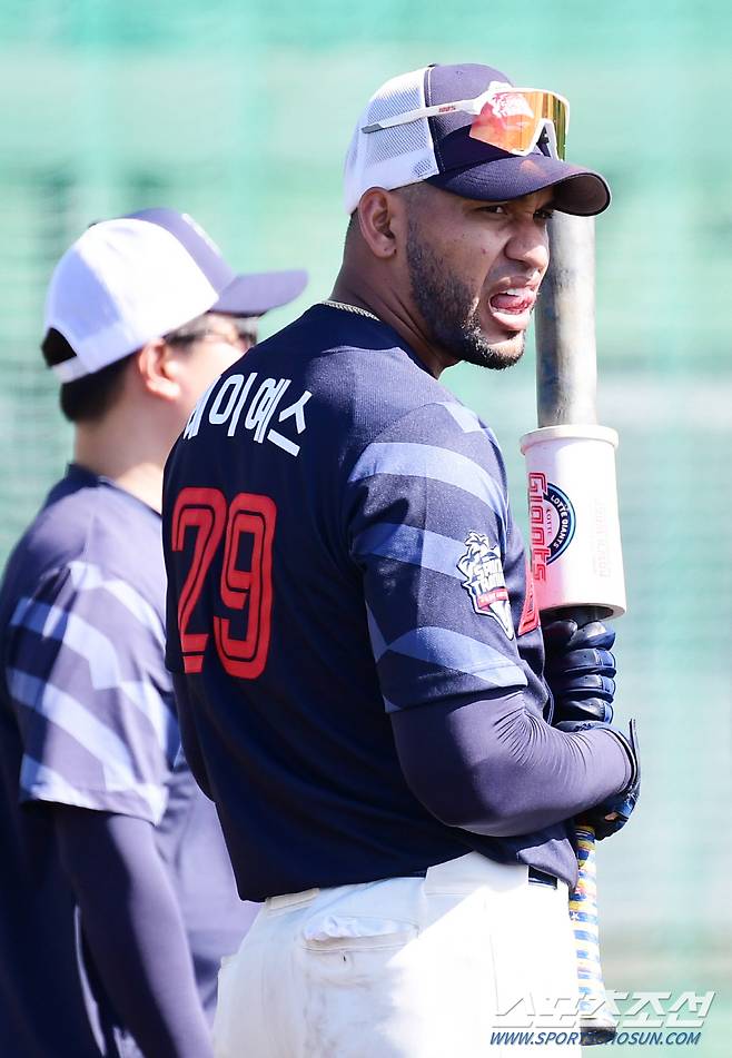 22일 롯데 자이언츠 선수단이 일본 오키나와 이토만 야구장에서 2차 캠프를 진행했다. 타격 훈련하는 레이예스. 오키나와(일본)=송정헌 기자songs@sportschosun.com/2024.02.22/