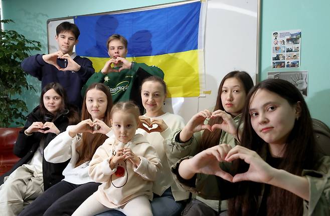 우크라이나 전쟁으로 한국으로 피난 온 고려인들이 2024년 2월 15일 오후 경기도 안산시 아리랑 센터에 모여 우크라이나의 평화를 기원하며 손으로 하트를 그려보였다. / 오종찬 기자