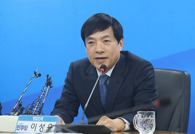 이성윤 전 서울중앙지검장이 23일 서울 여의도 민주당 중앙당사에서 열린 26, 27차 인재 영입 환영식에서 인사말을 하고 있다. /뉴스1