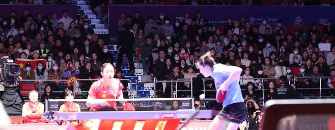 'BNK부산은행 2024 부산세계탁구선수권대회' 여자단체전 8강 대한민국-중국 경기가 22일 오후 부산 해운대구 벡스코에서 열렸다. 많은 관중들이 경기를 지켜보고 있다. ⓒ데일리안 방규현 기자