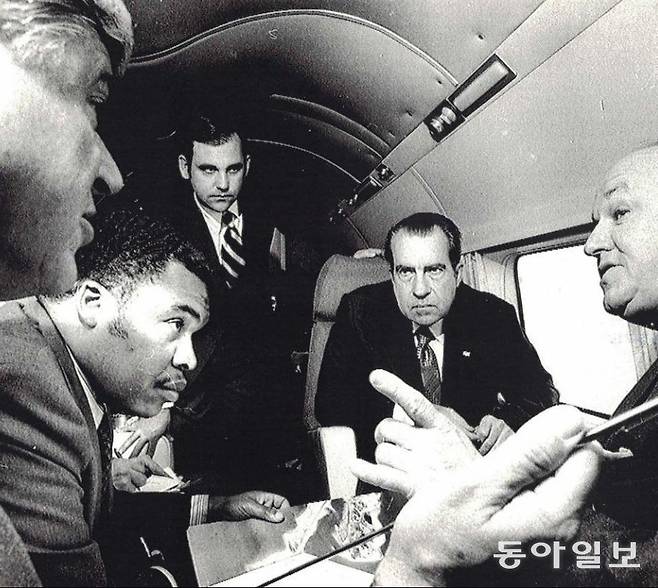 미국 대통령 전용기 에어포스원에서 회의 중인 리처드 닉슨 대통령(오른쪽)과 뒤쪽에 서 있는 론 지글러 대변인(왼쪽). 리처드 닉슨 도서관 홈페이지