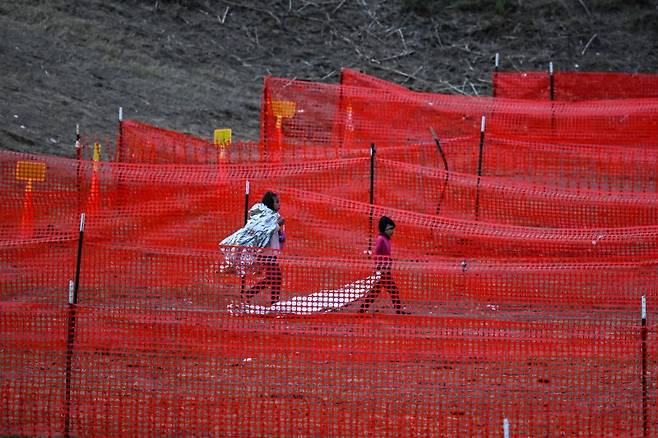 미국이 멕시코 불법 이민 유입을 막기 위해 캐나다를 통한 우회 입국 차단에 나섰다고 월스트리트저널(WSJ)이 23일(현지시간) 보도했다. 지난해 12월 22일 텍사스주 이글패스의 미 국경순찰대 시설에서 아이들이 수속을 기다리고 있다. AFP연합