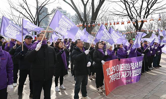 이태원 참사 유가족과 시민단체 회원들이 24일 오후 서울광장에 마련된 분양소 앞에서 ‘10.29 이태원 참사 외면! 거부권 남발 규탄! 윤석열 정권 심판 159개 깃발 행진’을 하기에 앞서 이태원참사 특별법에 대한 거부권을 행사한 윤석열 대통령을 규탄하는 구호를 외치고 있다. 윤운식 선임기자