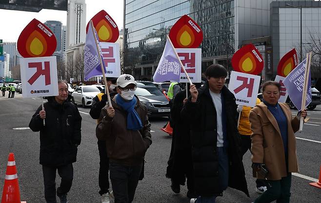 이태원 참사 유가족과 시민단체 회원들이 24일 오후 서울광장에 마련된 분양소 앞에서 세종로 방향으로 ‘10.29 이태원 참사 외면! 거부권 남발 규탄! 윤석열 정권 심판 159개 깃발 행진’을 하고 있다. 윤운식 선임기자