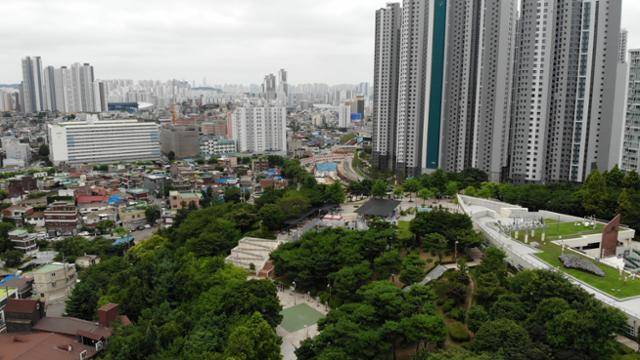 지난달 30일 인천 동구 송현근린공원에서 바라본 송현동과 송림동의 모습. 신축 아파트 단지와 다세대주택들이 어우러져 있다. 인천 동구 제공