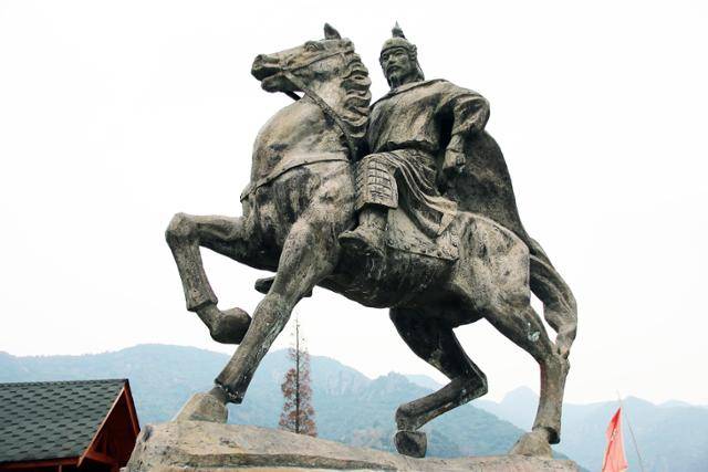 린하이 도저고성 입구의 척계광 조각상. ⓒ최종명