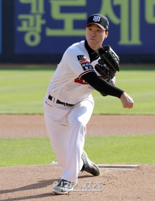 LG 트윈스와 kt위즈의 2023 KBO 한국시리즈 4차전 경기가 11일 오후 수원 KT위즈파크에서 열렸다. kt 선발 엄상백이 힘차게 공을 던지고 있다. 수원=정시종 기자  /2023.11.11.