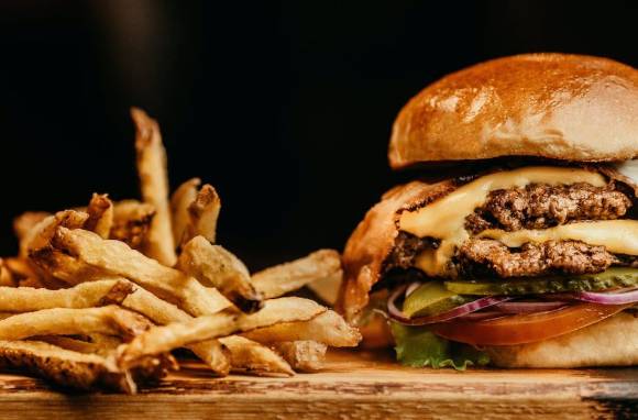 스트레스를 받을 때 고지방 음식을 섭취하면 오히려 스트레스가 쌓이고 건강에 좋지 않다는 연구 결과가 나왔다. 사진은 햄버거. [사진=Pexels]