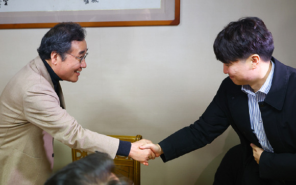 이낙연, 이준석 개혁신당 공동대표가 11일 서울 종로구의 한식당에서 열린 1차 개혁신당 임시 지도부 회의에 앞서 인사를 나누고 있다. [사진=뉴시스]