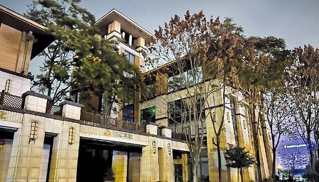 중국 정부와 계약을 맺고 외국 정부·기업을 해킹한 사실이 드러난 사이버보안업체 아이순(ISoon)의 쓰촨성 청두 오피스 건물.     /워싱턴포스트 홈페이지 캡처